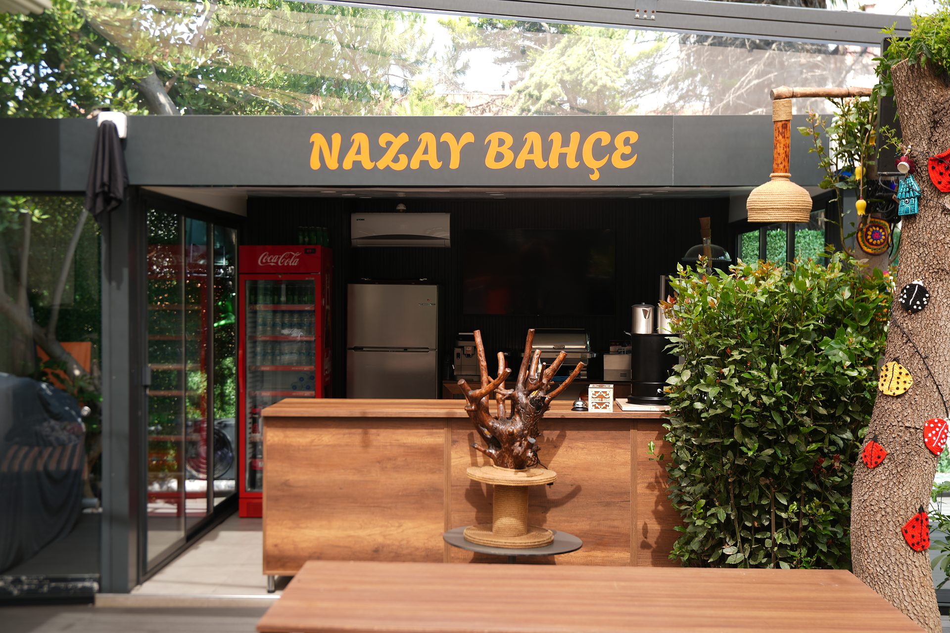 Nazay Bahçe bar ve bahçe girişi