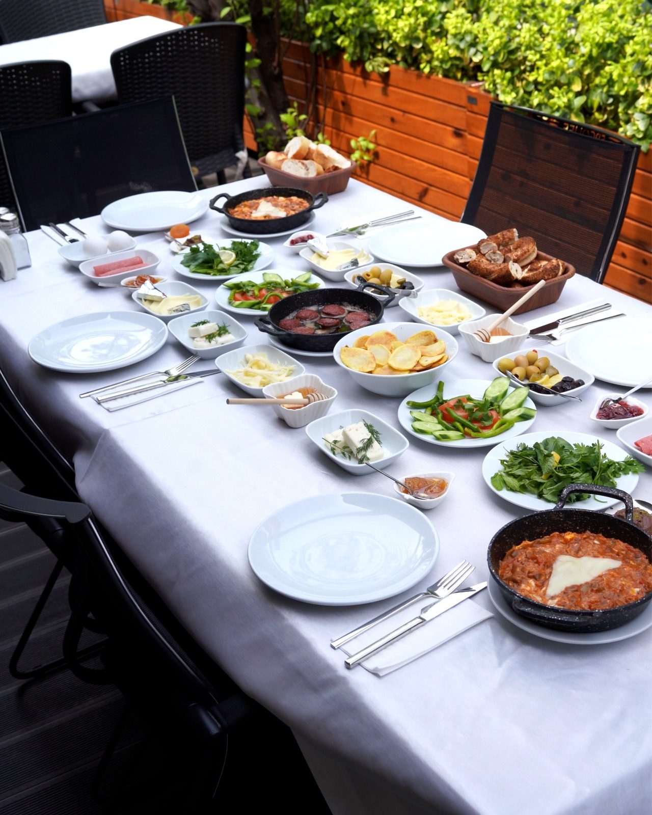 Sucuklu yumurta ve kahvaltılıklar